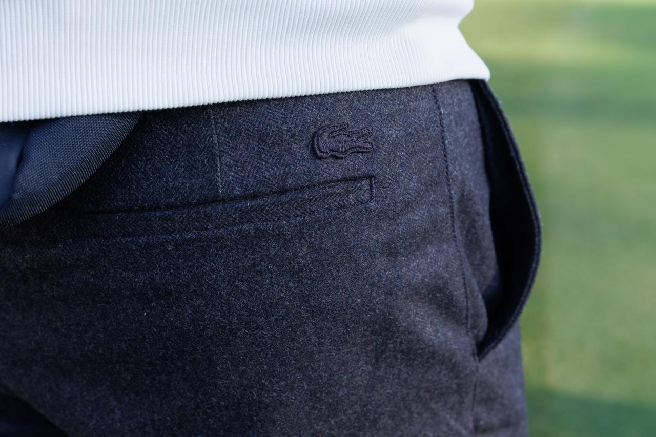 画像: パンツの右後ろ部分には同色のワニロゴをさりげなく配置