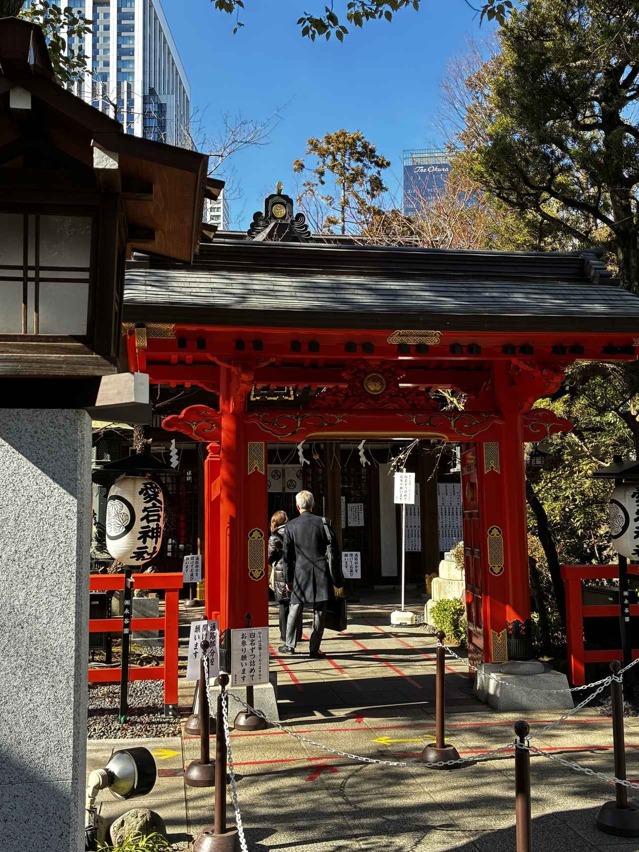 画像: トップの画像は、スコアアップの御利益を重視（ジュウシ＝14）して、愛宕神社「出世の石段」（超急こう配！）の前でパシャリ。ちなみに同神社のある愛宕山は東京23区で最も標高が高い天然の山（25.7ｍ）なんだとか