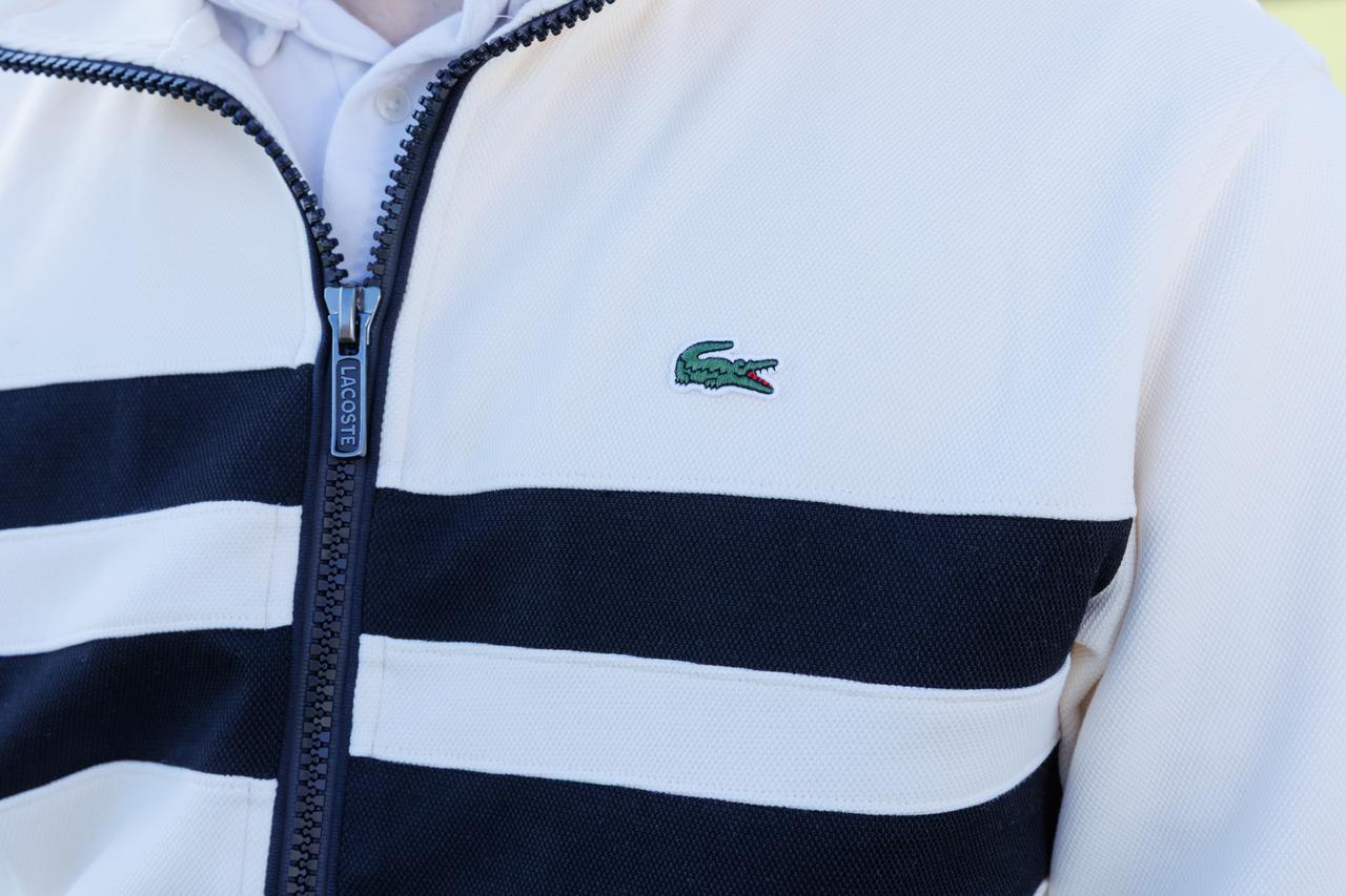 画像: 右側と左側の横ラインをずらしたデザインが個性的なフーディジャケット