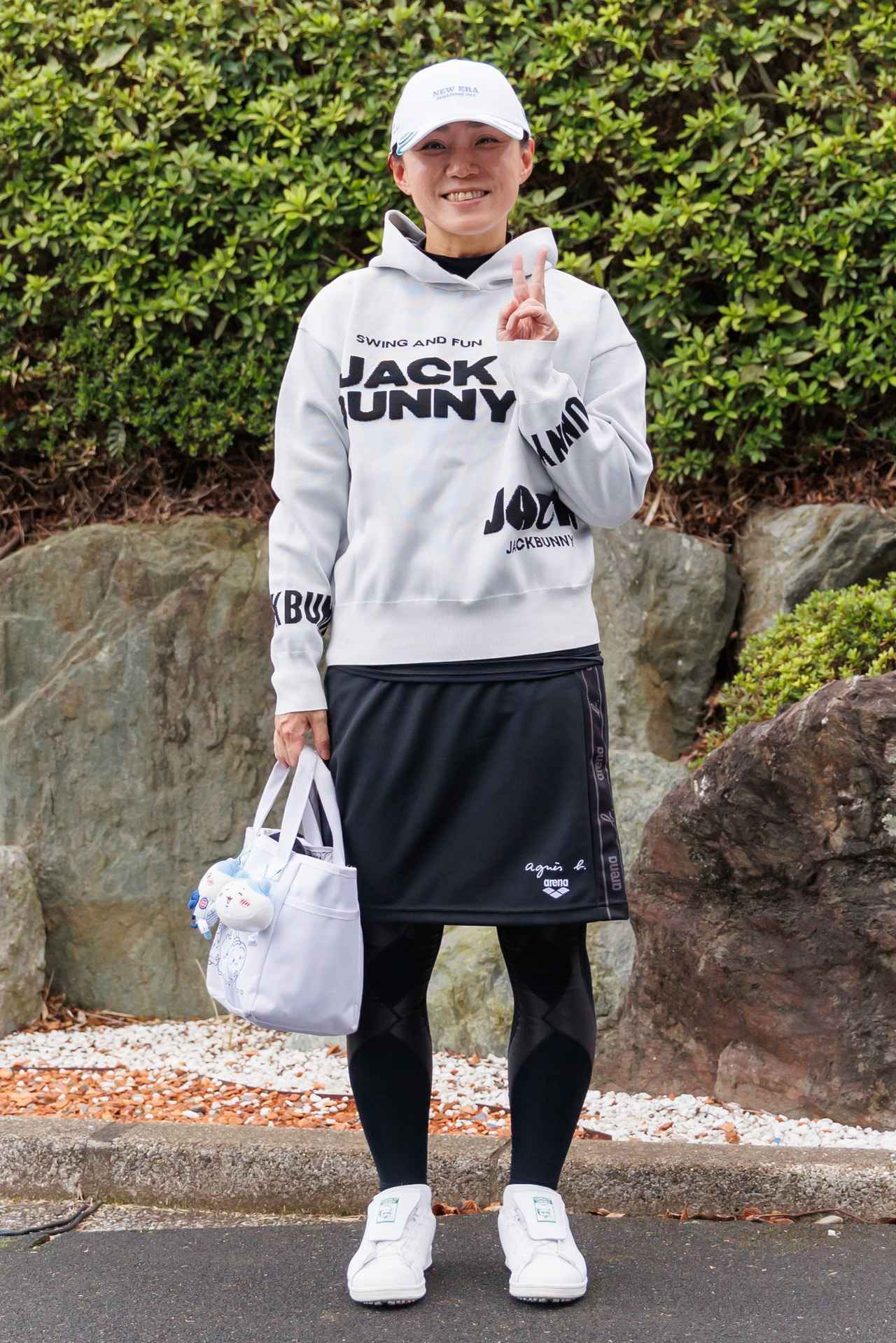 画像: 遊び心のあるグラフィックを所々に配したフーディ。ゴルフ用ではないブランドコラボのスカートを合わせたり、人気キャラクターのアイテムを取り入れたりと新鮮さが光ります