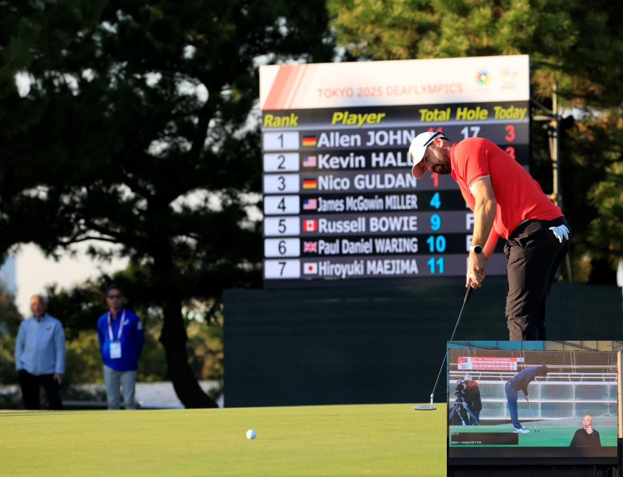 画像: カープロジェクターには、手話の同時解説者も映っていた。コース内にあるスコアも、リアルタイムで更新