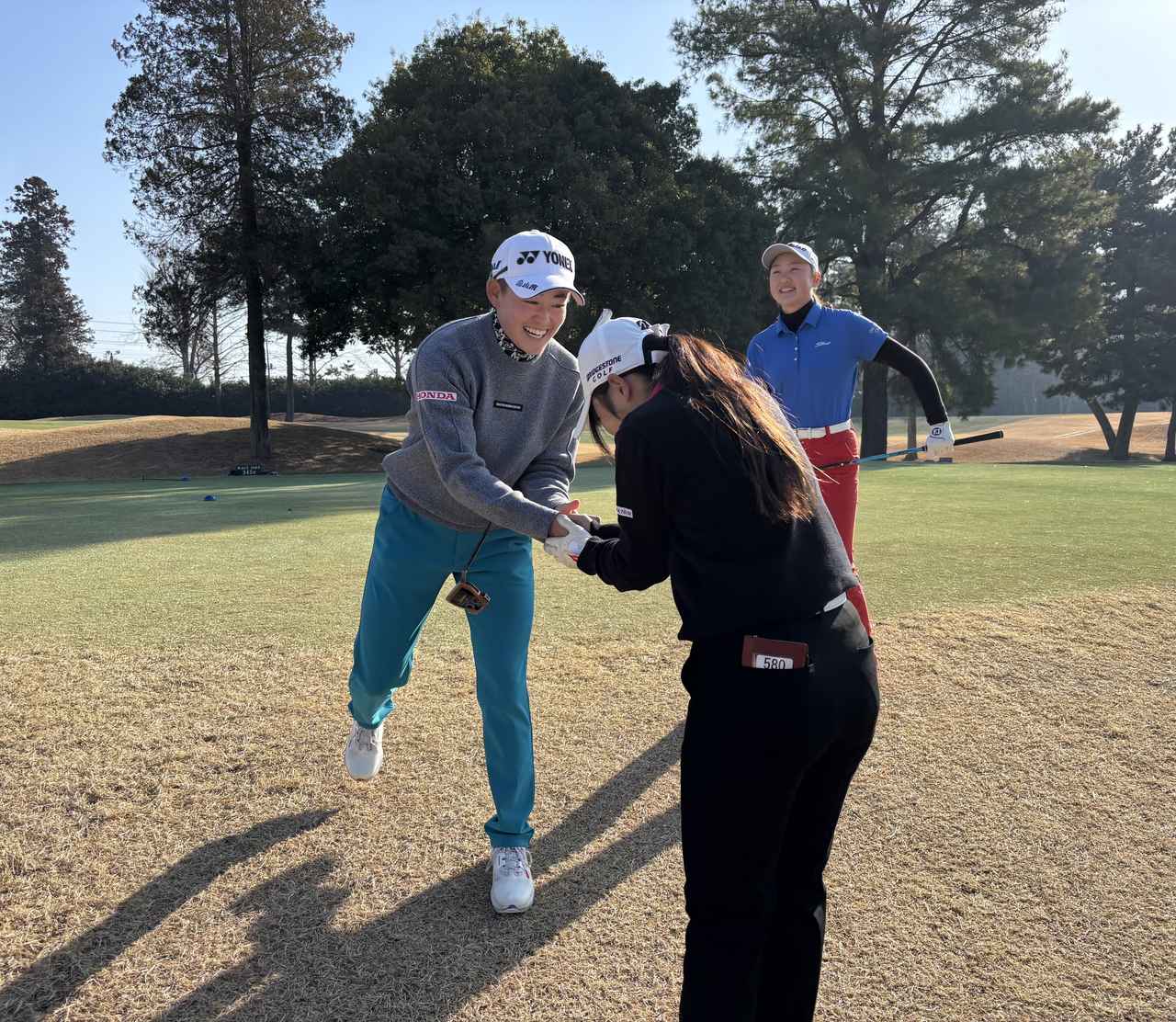 画像: 岩井明愛も未来のライバルにしっかりプロの技を伝授（提供／ヨネックス）