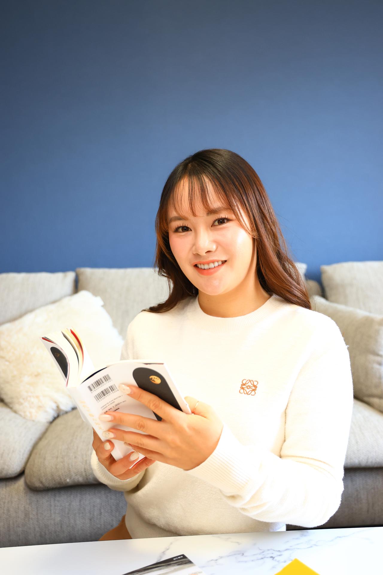 画像 : 1番目の画像 - 【写真13枚】河本結は読書しているときまで美しかった…… - みんなのゴルフダイジェスト