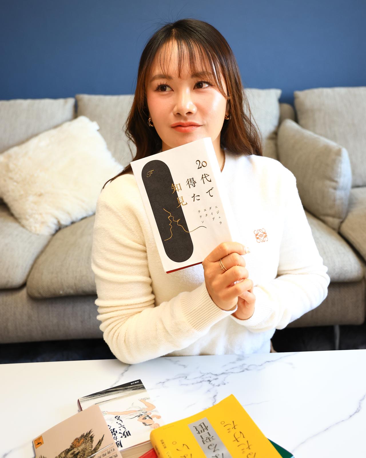 画像: 今読んでいるのは『20代で得た知見』。「これはトレーナーさんにもらったもの。彼に本を送ったら、1冊返ってきました」（河本）