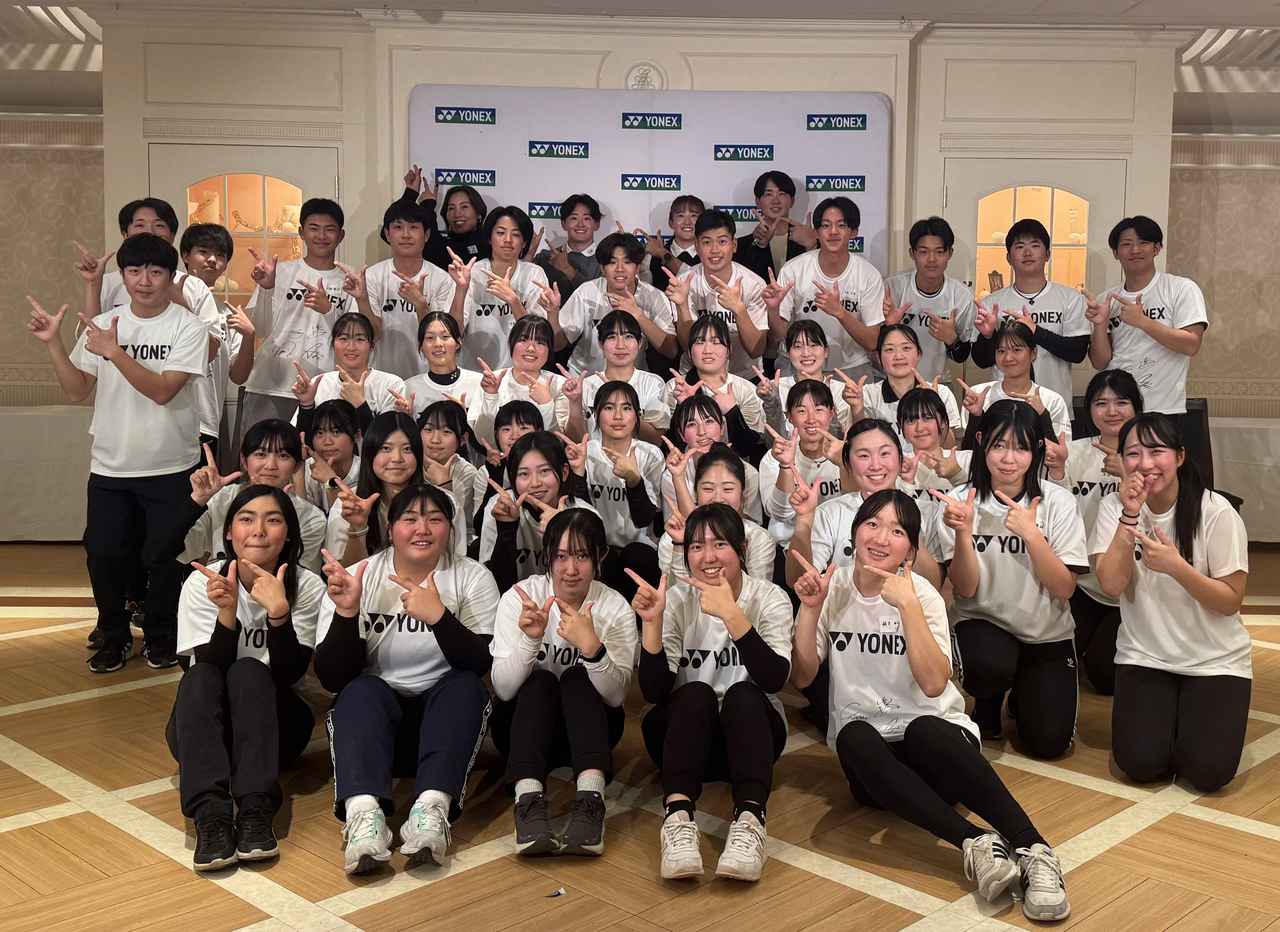 画像: 参加プロ、参加ジュニアによる記念写真（提供／ヨネックス）