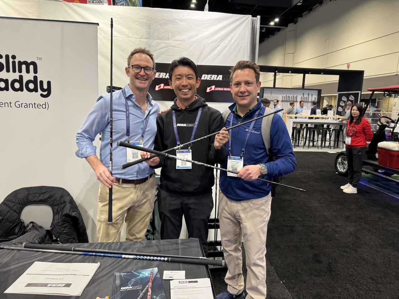 画像: 初出展を果たしたデラマックスの山本さん（中央）。今回で6回目のPGAショー訪問。盛り上がりは過去最高!?