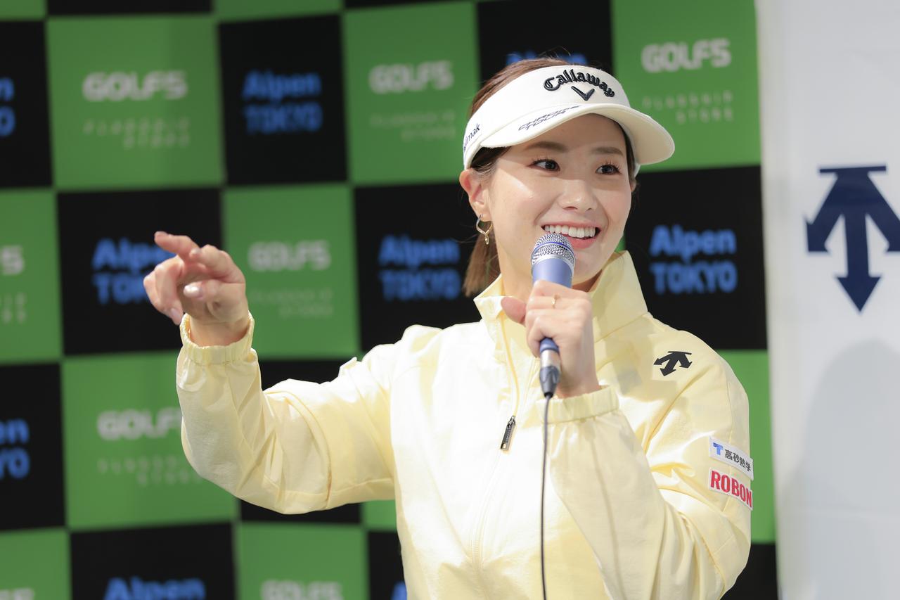 画像: デサントゴルフの春先のメインカラーだという“イエロー”を身にまとい、終始笑顔で話す青木