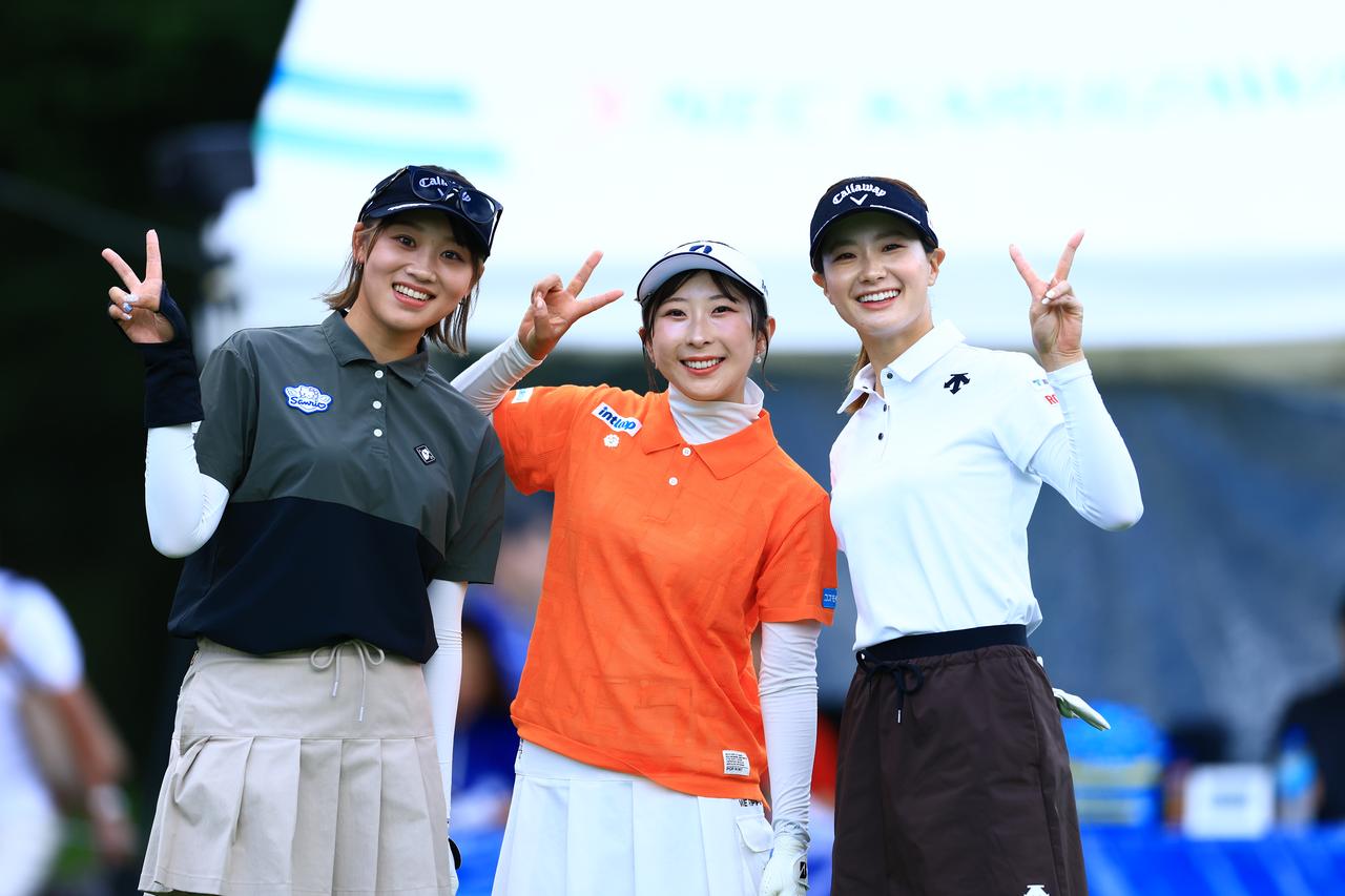 画像: 8月の「NEC軽井沢72ゴルフトーナメント」2日目の様子。同い年で同期の手束雅(左)と、一個下でプロとしては2年先輩の永嶋花音(真ん中)と同組で回った