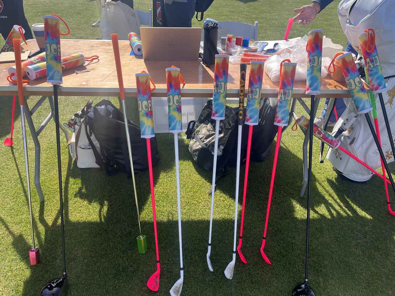 画像: カデロゴルフの超極太グリップ。もはや「握る」というより「抱える」感覚に近い