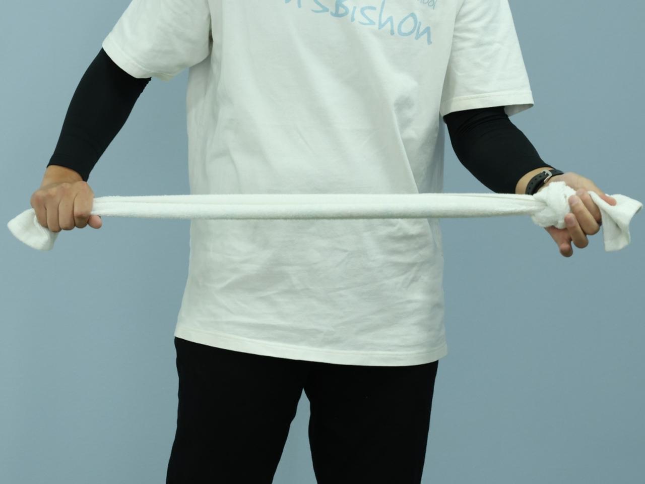 画像: 先端に結び目を作ったタオルを用意しよう