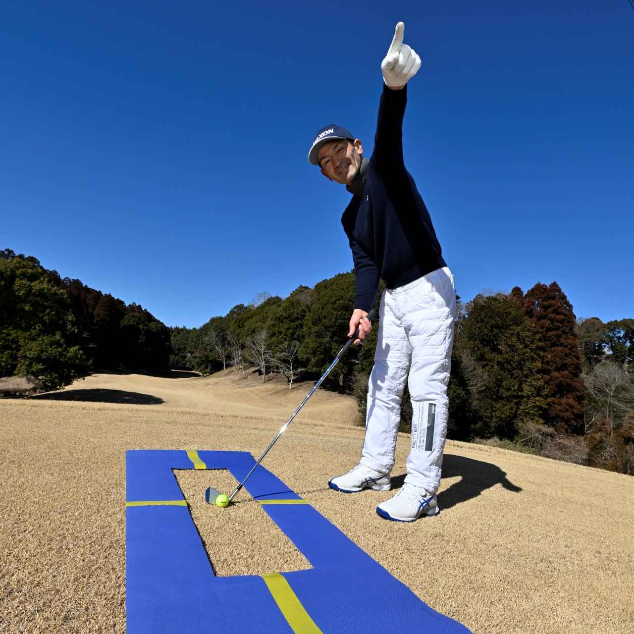 画像: アイアンの打ち込みすぎ・あおり打ちを即効で直す！ “横から軌道”で打つ感覚がつかめるヨガマット練習法