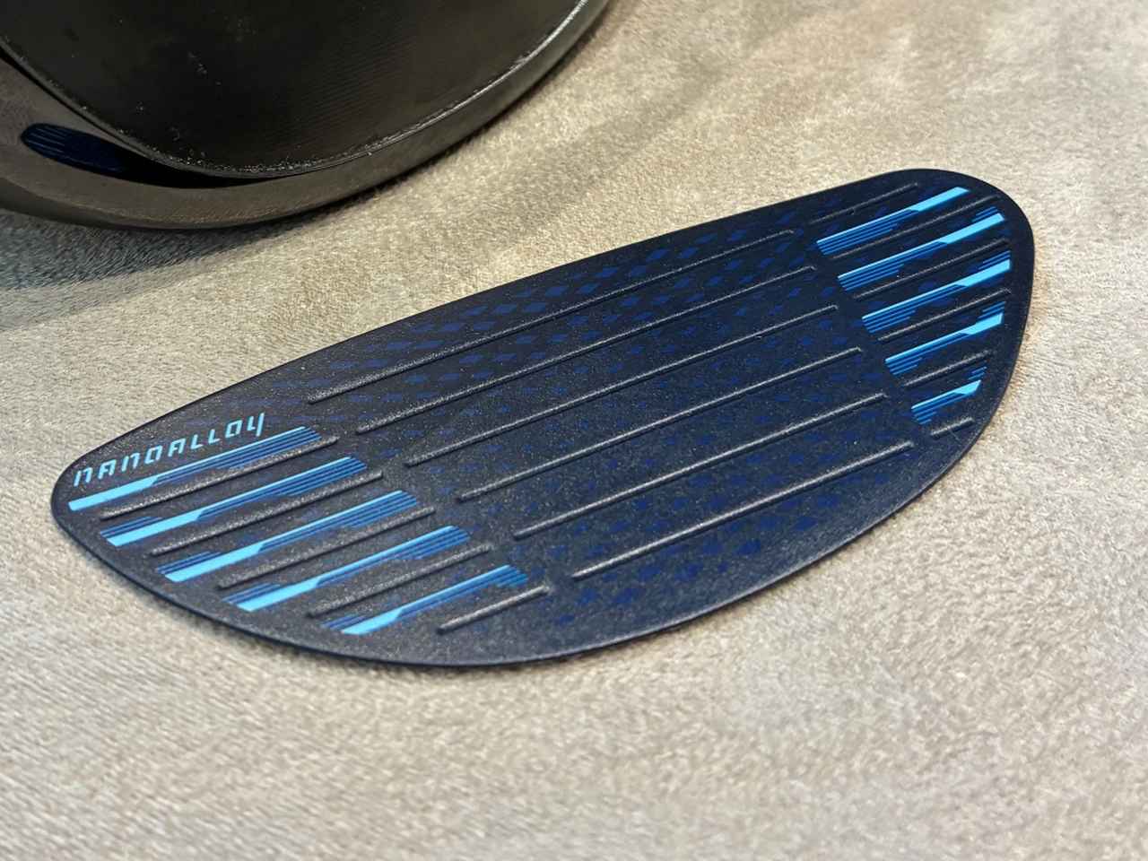 画像: 鍛造チタンフェースの上にナノアロイフェースを搭載。衝撃を加えると軟らかくなる特性が、フェース全体をたわませ、かつてない反発性能を生み出す