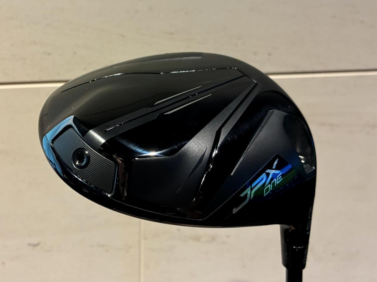 画像: ウェイトはソール後方にひとつ。外観デザインはシンプルでスポーティ