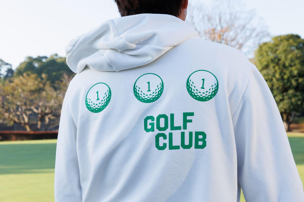 画像: フーディのバックプリントにはゴルフボールのポップなアートワーク