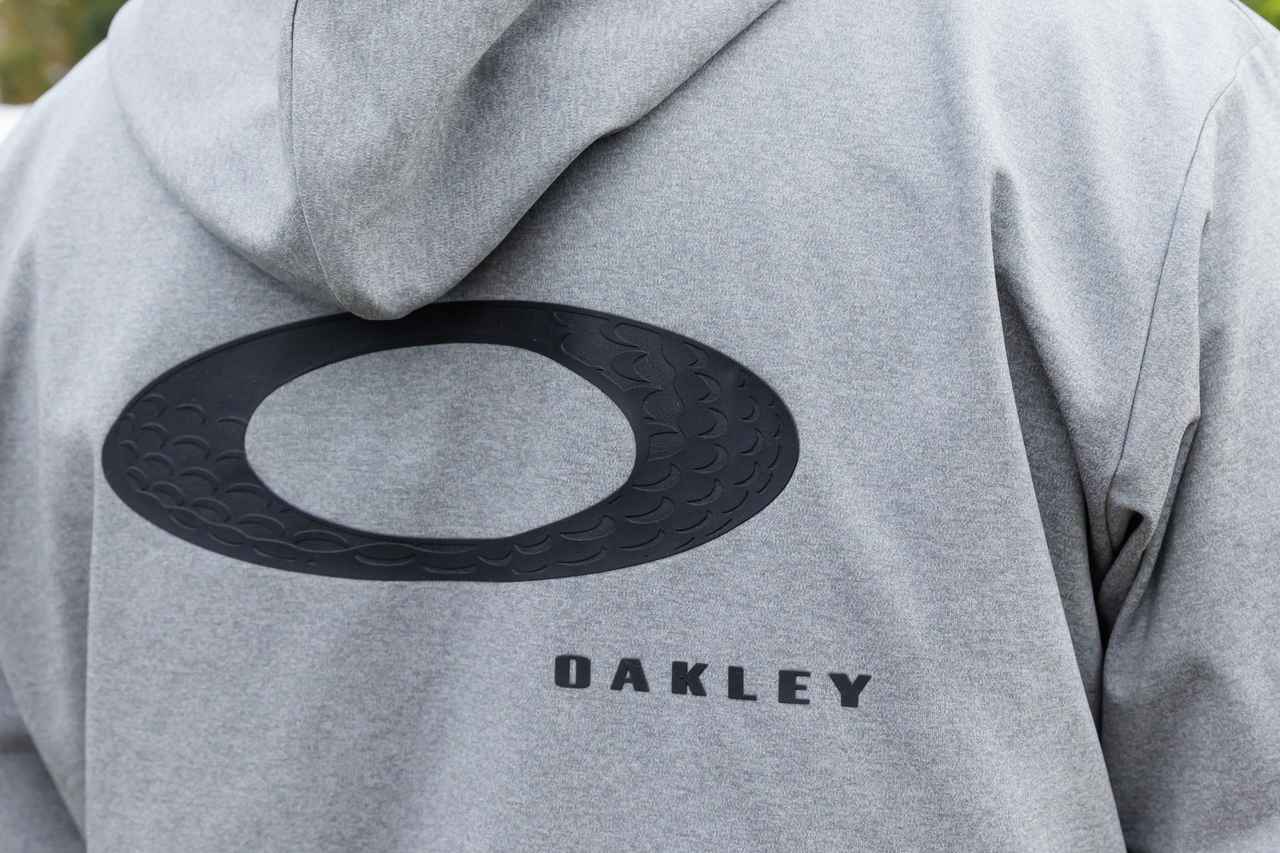 画像: 背中部分には立体感のある樹脂素材のブランドロゴが映える