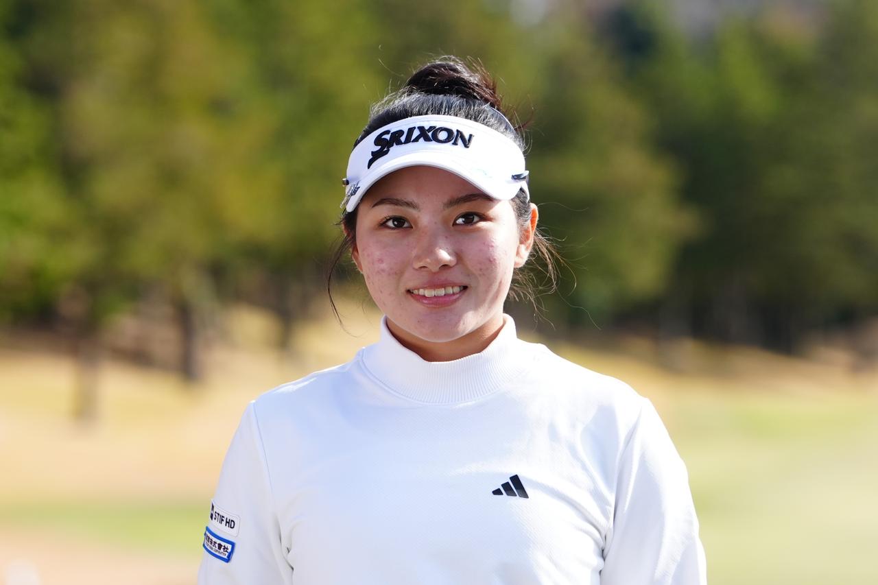 画像1: 「トミーアカデミー」で磨いた沖縄の原石! 吉﨑マーナの“開閉しない”強弾道【新人女子プロのスウィング#7】