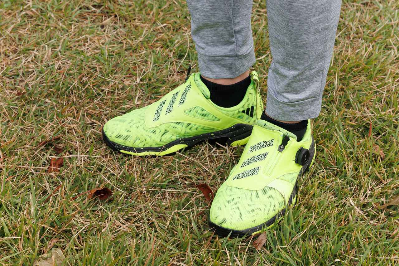 画像: 足元の華やかなネオンイエローがポップな印象をプラス