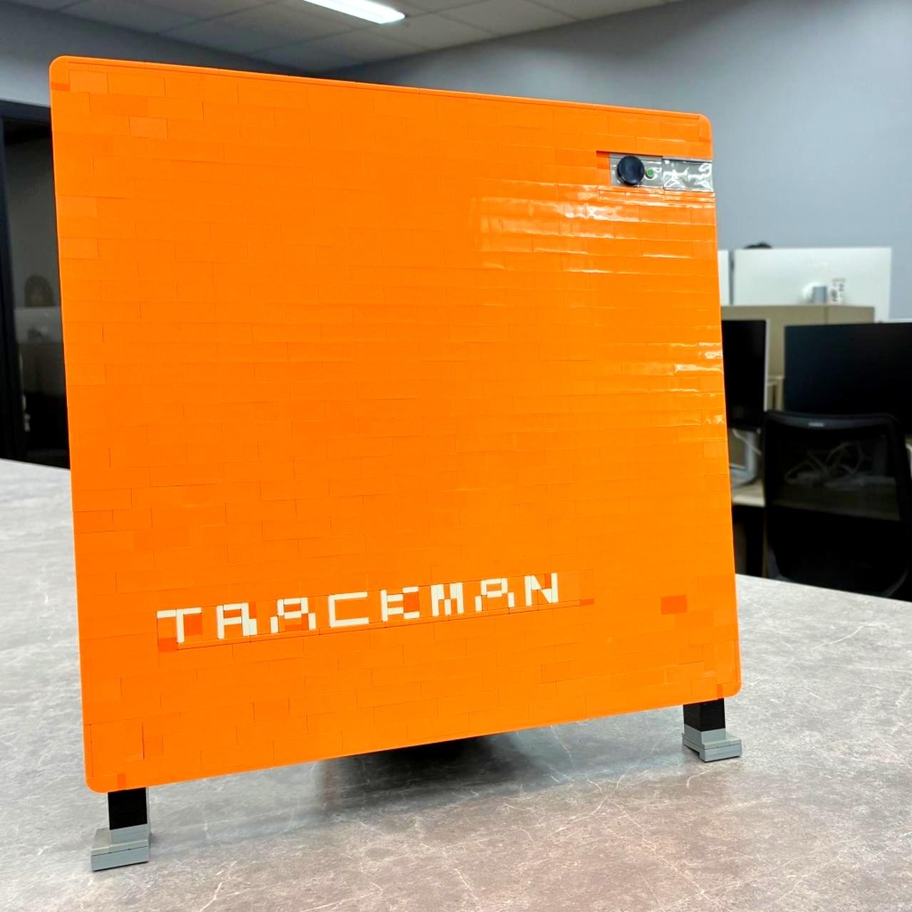 画像: トラックマン社と同じデンマークで創業したLEGO社に作成してもらったLEGO製トラックマン模型。オフィスインテリアも北欧テイスト