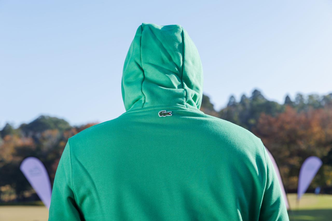 画像: フードを被った時にはワニロゴが現れる、遊び心のあるフーディ