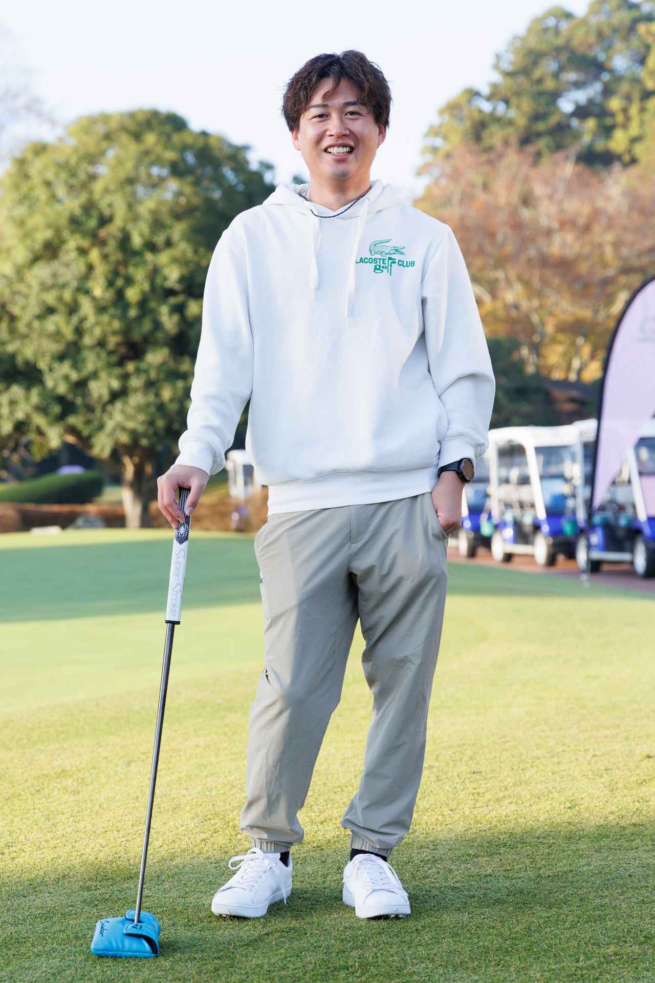 画像: タウンユースでも重宝する白のフーディとベージュのパンツという王道のトーンバランス。ややゆとりのあるシルエットが今っぽいフーディはストリート感も演出してくれます