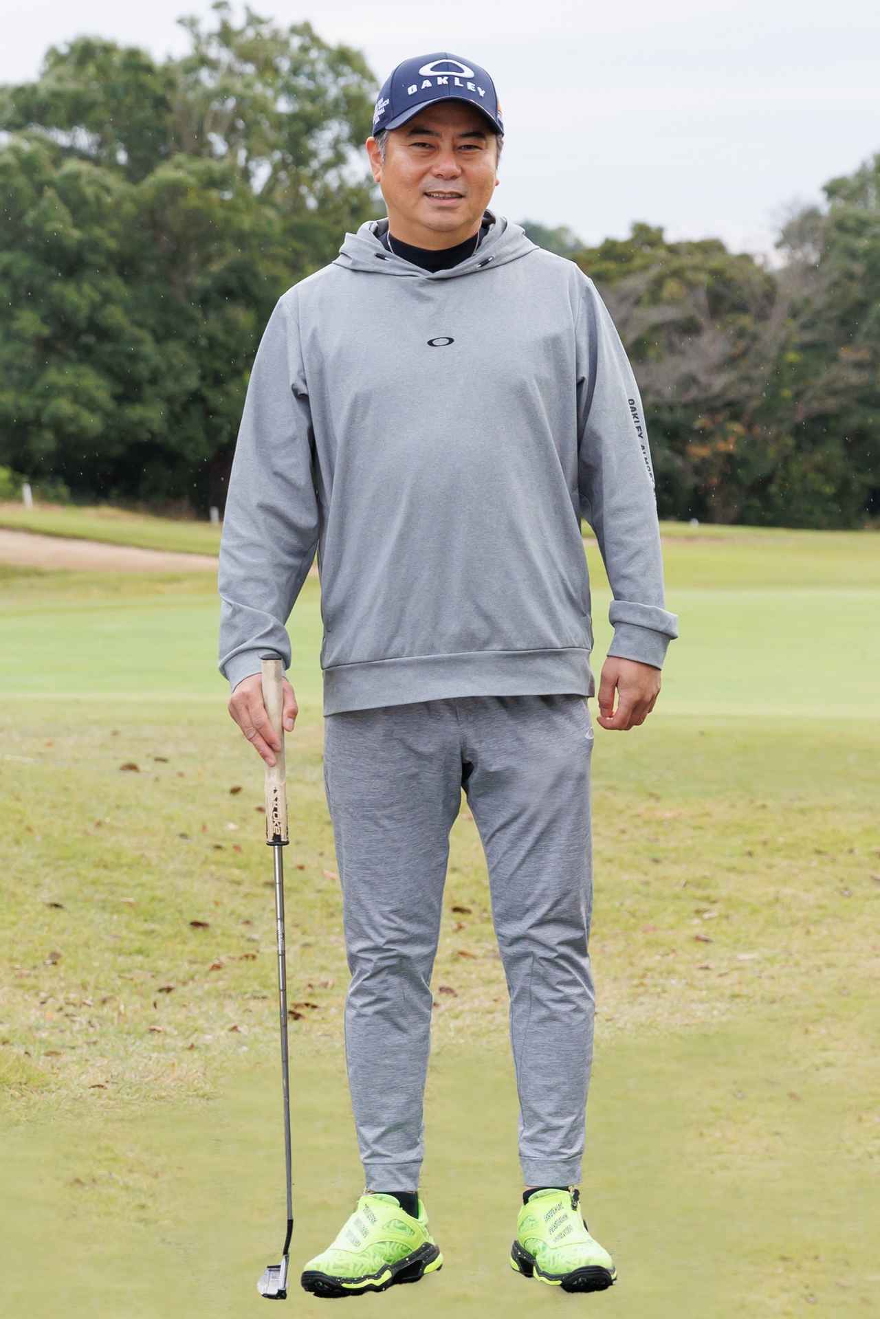 画像: コンセプチュアルにまとまるグレーのワントーンセットアップ。ネイビーのキャップやネオンイエローのシューズでのっぺりとしない抑揚のあるアクセントをつけています