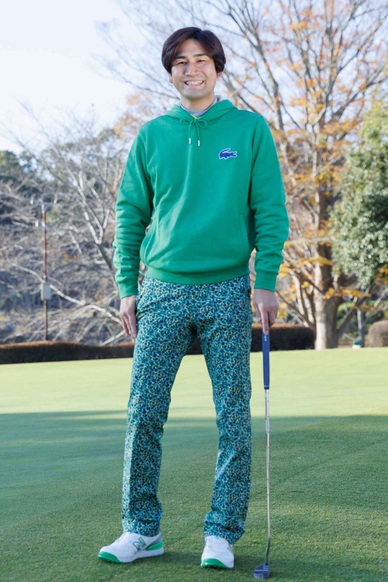 画像: フーディから花柄パンツ、シューズと流れるようなグリーン使いで統一感のあるアレンジ。インパクトのあるスタイルながら、ジャストなサイズ感で品の良さもキープしています