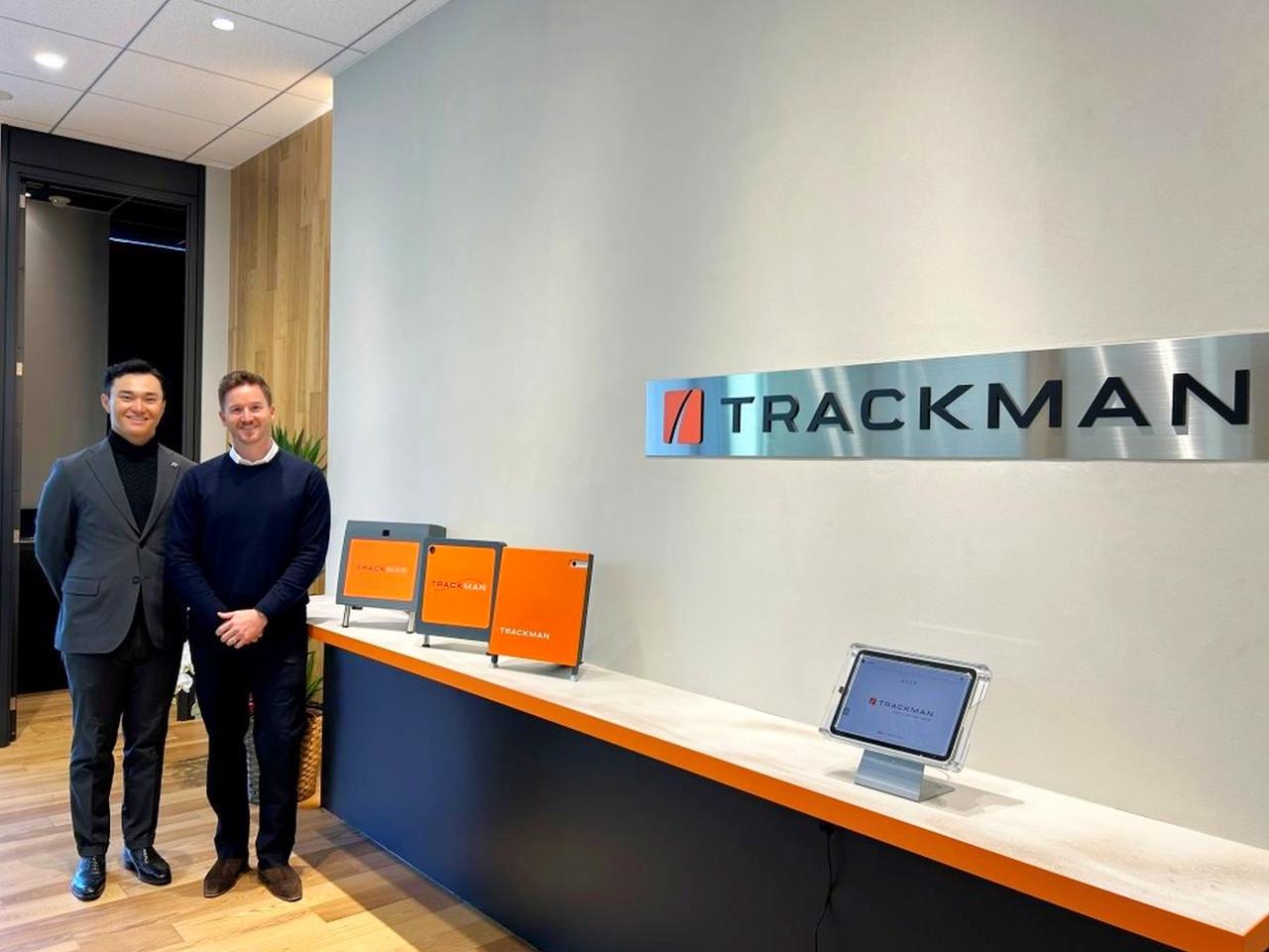 画像: トラックマンの代表、デビッド・カーデュー氏（右）とコーチとして活躍する青島賢吾氏