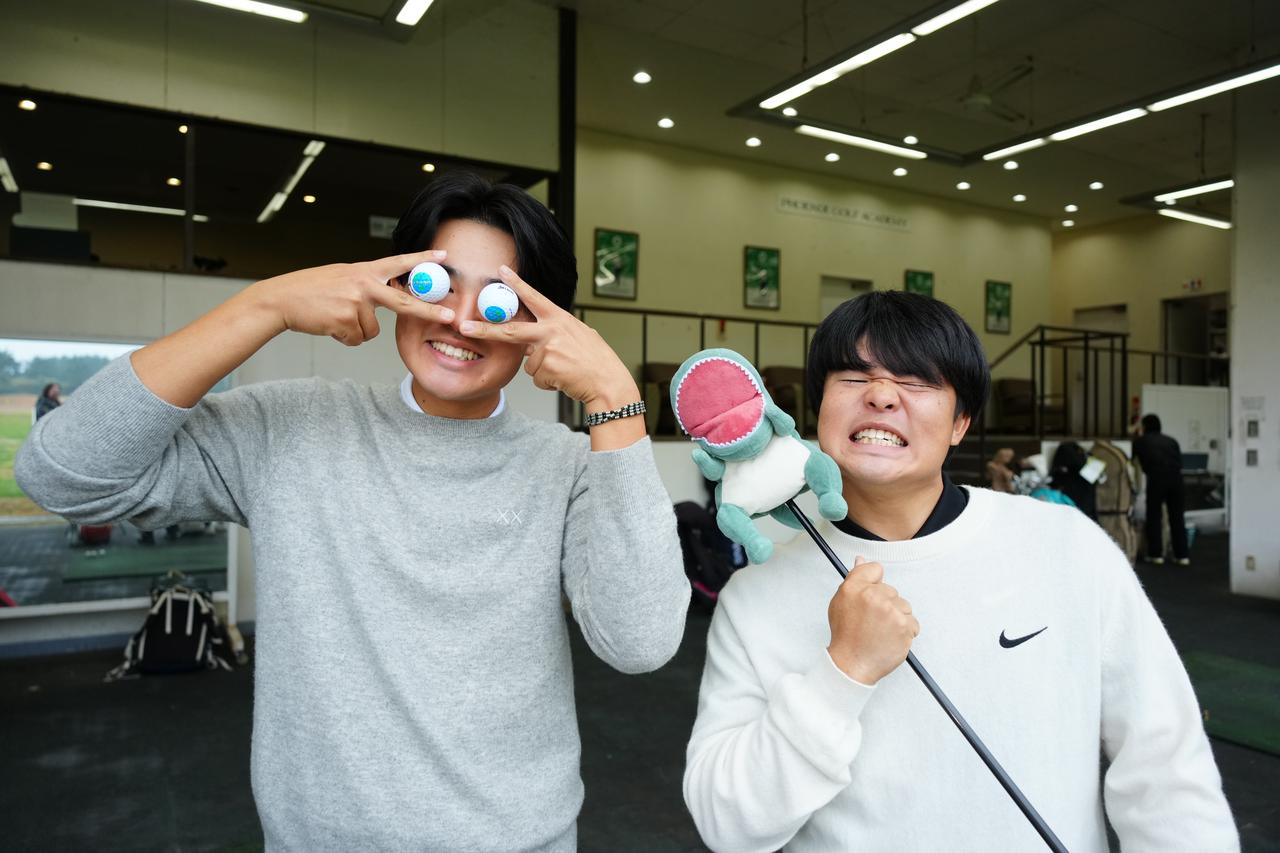 画像: カメラマンの「何かポーズを取って」とのリクエストに応える煌心と大星。煌心のボールには「世界の長﨑」という文字が書いてあり、その理由は「名字は家族全員に繋がっている。その力とともに有名になりたい」と話す