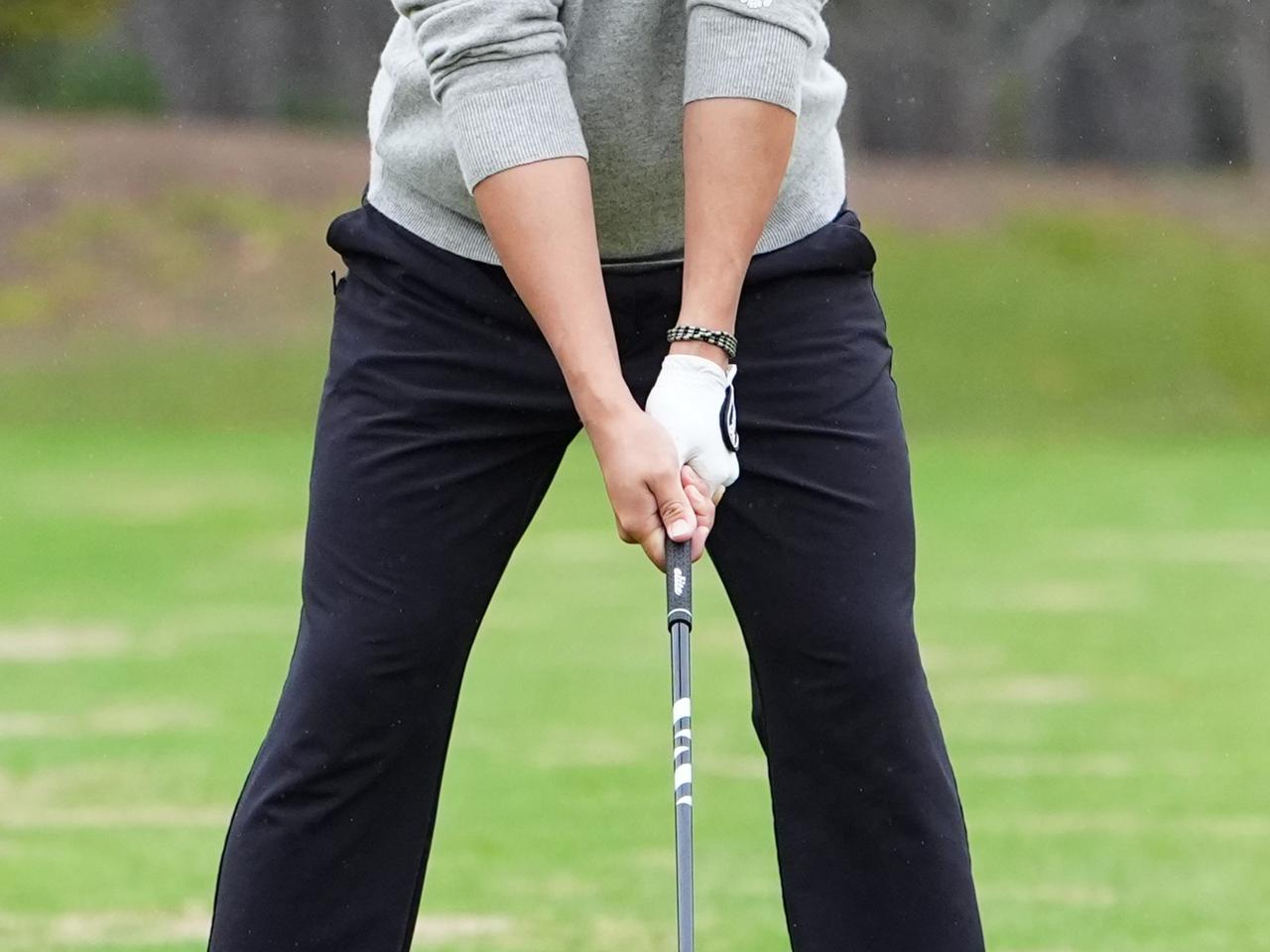 画像: ウィークグリップ気味に握り、幼少期からドローボールを操ってきた