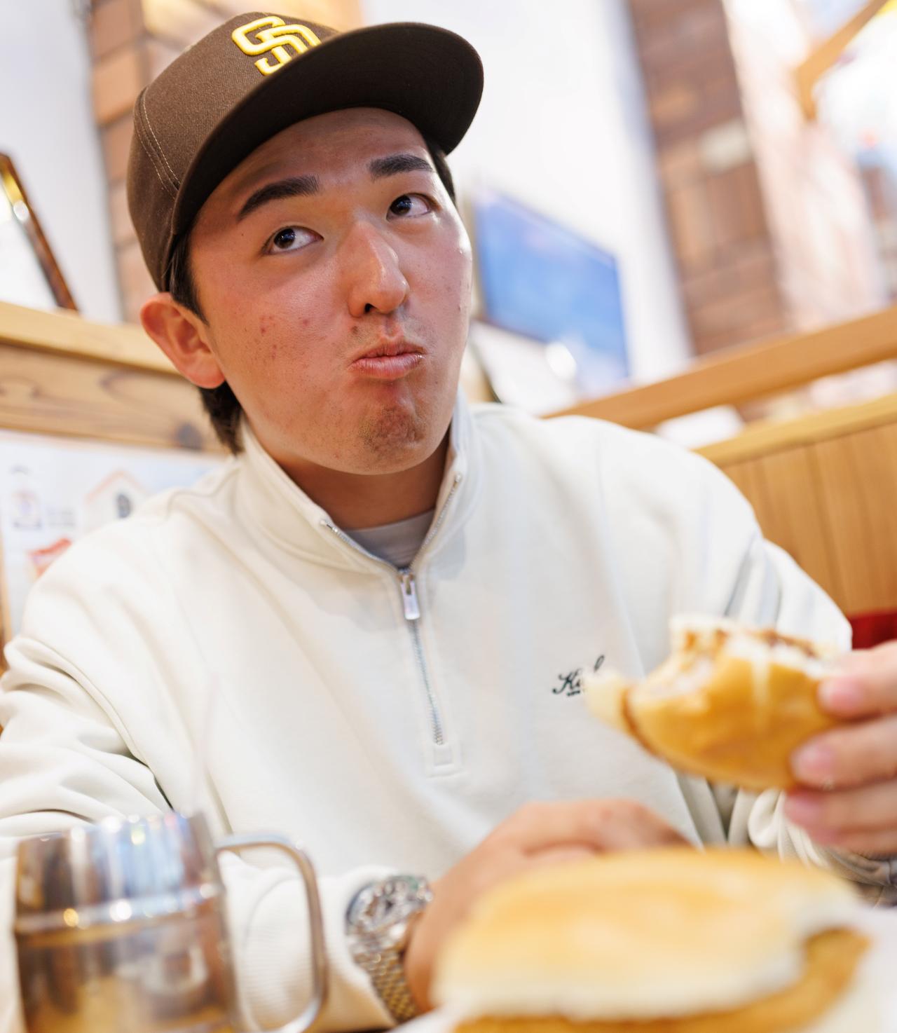 画像: 今が一番ゴルフをやっているし、楽しいと金子。カツサンドを頬張りながら「まさか賞金王になれるなんて」と今なお実感はない様子。ゴルフへの真っすぐな気持ちに神様が応えてくれたのかもしれない