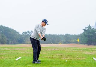 P2（テークバックでシャフトが地面と平行）