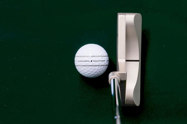 画像: ストライプの中央に記された「・」だけを見てストローク。集中力が高まり、パットの精度が高くなるという