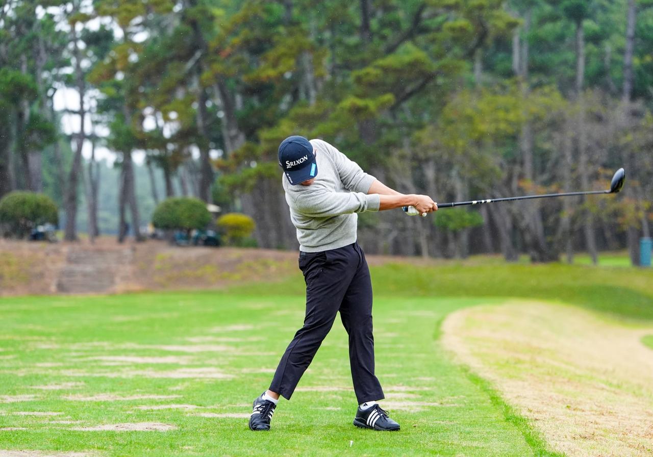 画像 : P8（フォロースウィングでシャフトが地面と平行）