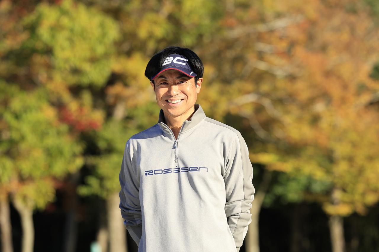 画像: 「グリップは、“握る”のではなく、“持つ”のが正解です」（伊丹）