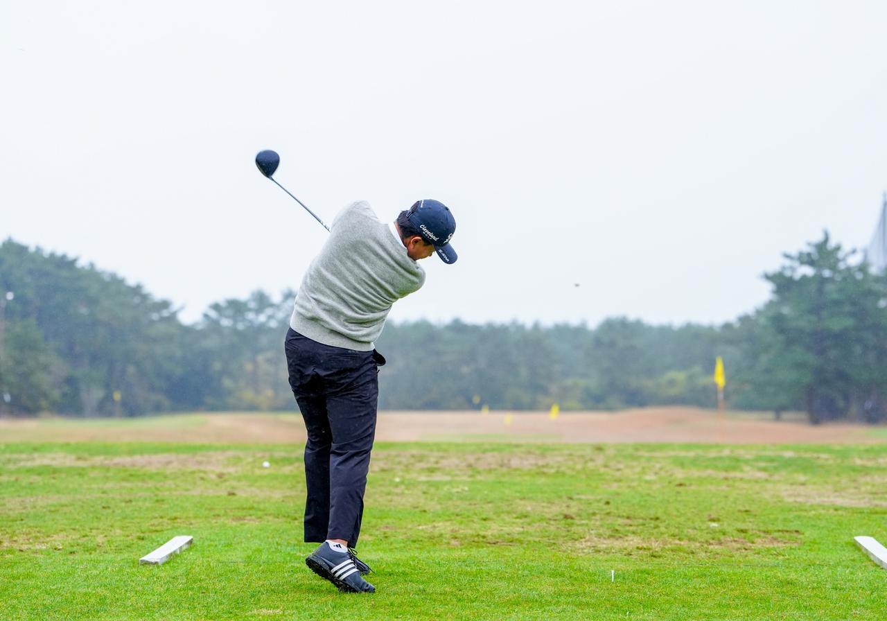 画像 : P9（フォロースウィングで両手が肩の位置）