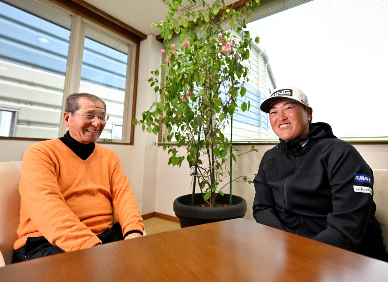 画像: 茨城県の練習場で中島プロの指導を受ける。同期の香妻琴乃も一緒のことが多い。「先生はプロゴルファーとしての経験、もちろん人生経験も豊富な方。それを踏まえて助言してくれるんです」(工藤)