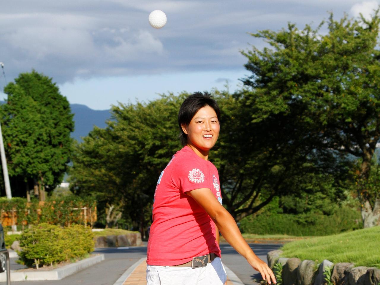 画像: 2010年の「ゴルフダイジェスト・ジャパン・ジュニアカップ」で。「ボールを投げて」とのむちゃ振りに応えてくれた。さすがのフォーム