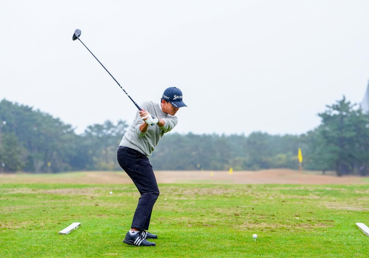 画像 : P5（ダウンスウィングで左腕が地面と平行）