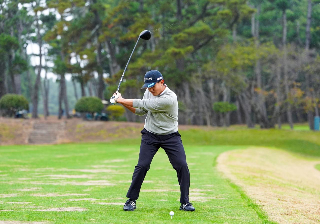 画像 : P5（ダウンスウィングで左腕が地面と平行）