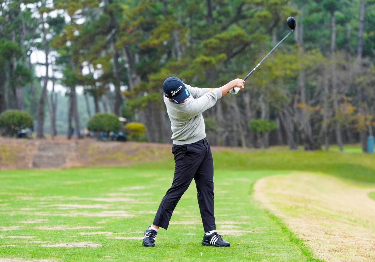 画像 : P9（フォロースウィングで両手が肩の位置）