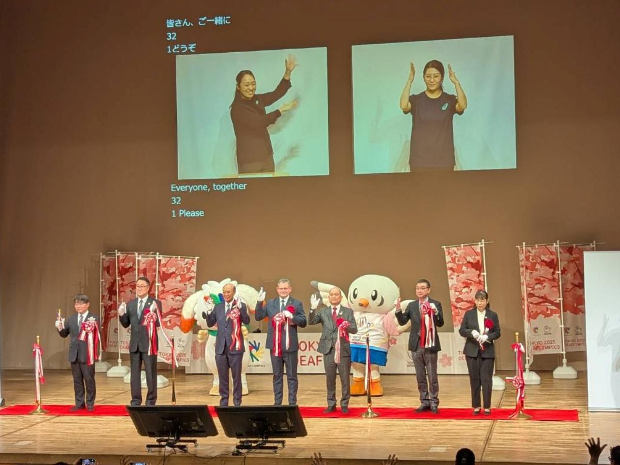 画像: 開幕前日のメディア向け式典の様子。主催者の国際ろう者スポーツ委員会会長のアダム・コーサ氏などの挨拶が行われた