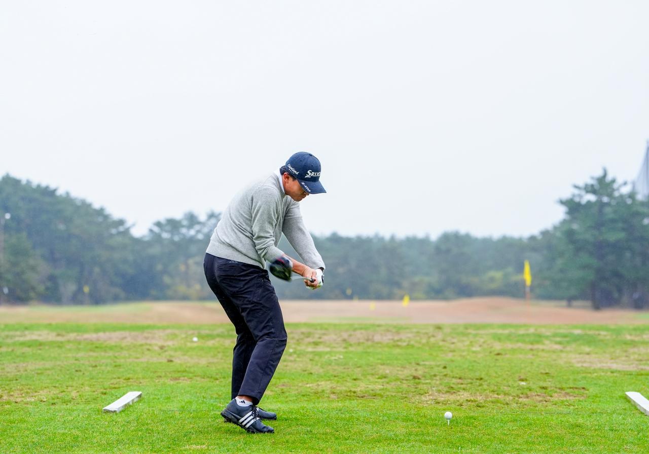 画像 : P6（ダウンスウィングでシャフトが地面と平行）