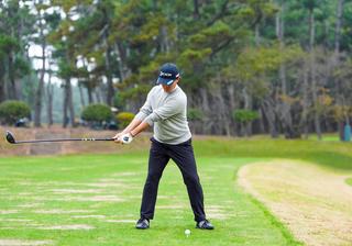 P2（テークバックでシャフトが地面と平行）