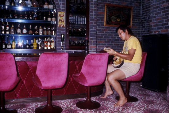 画像: 趣味は音楽のほか、書道、刀剣、ワインコレクションにまで及び、晩年は盆栽に打ち込んだ