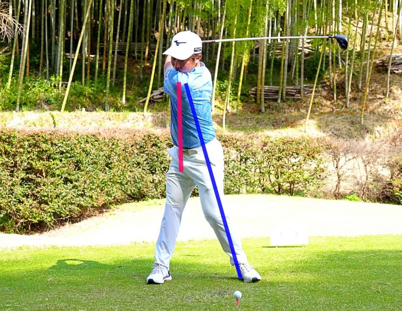 画像: トップは「右股関節の上に左肩が来る」のと「頭・背骨付近から左足に向かって一本の斜めの線」が引けるような形が理想的。