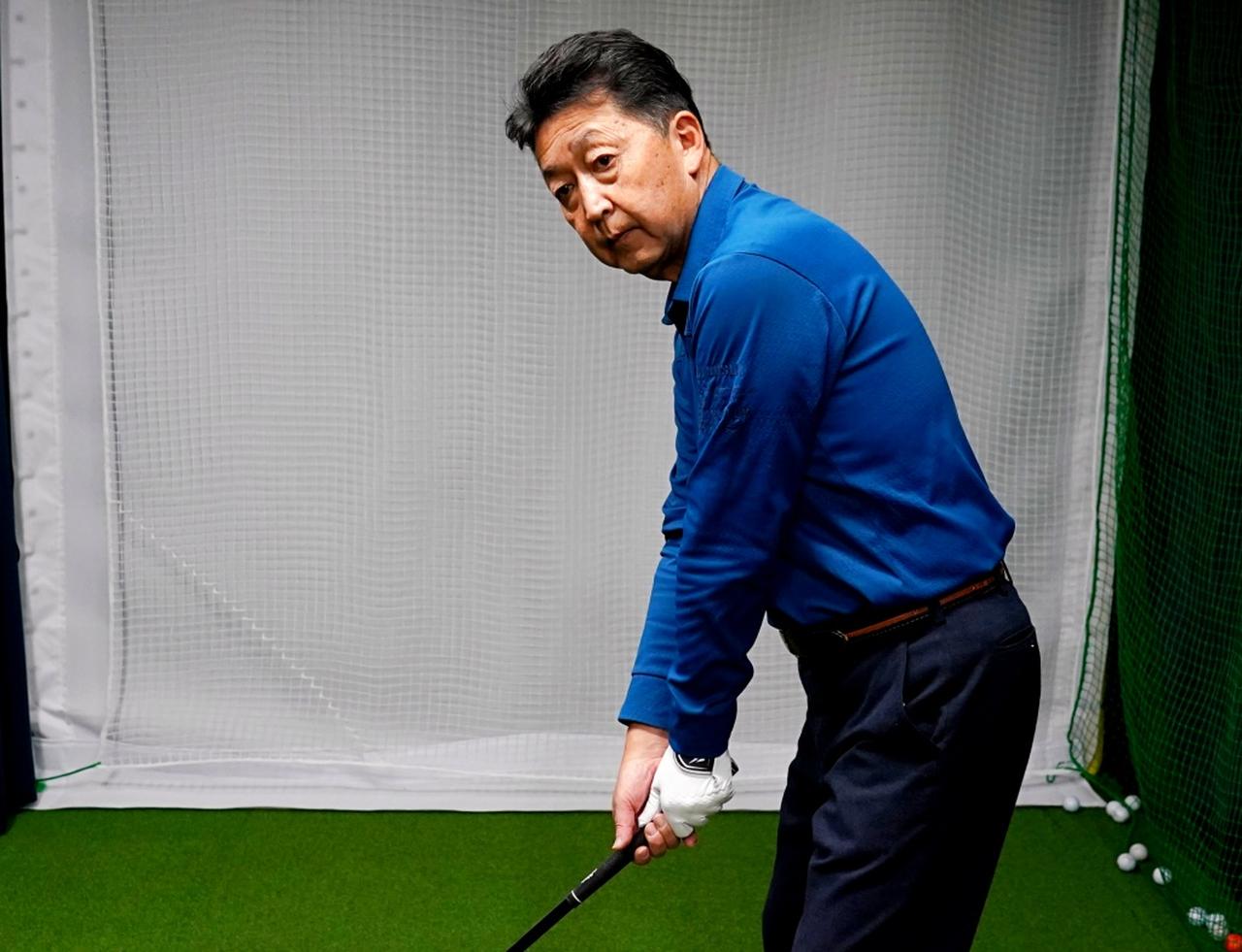 画像: アドレスで肩のラインをスクエアに構えたつもりでも目の錯覚でスライスの構えになってしまう。これを直す方法を次回解説