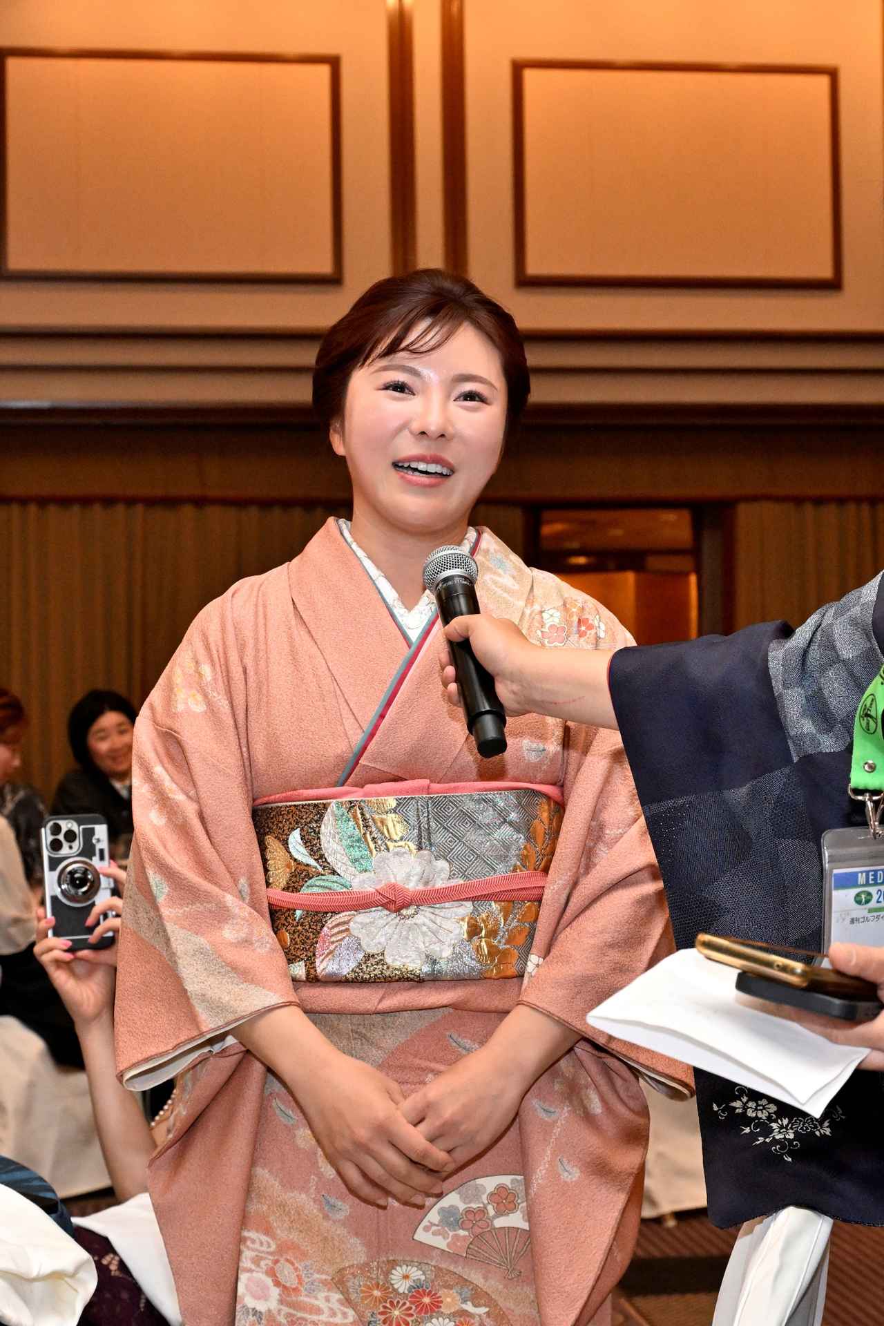 画像: 華麗な和装姿の堀奈津佳プロ