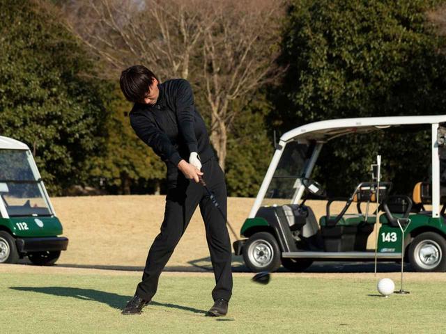 画像: さっそく ドライバーから試打開始