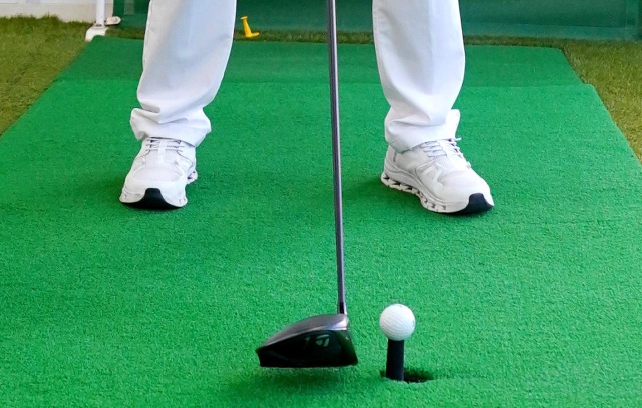 画像: ドライバーでボールを真っすぐ飛ばせる構え方はこれ！ スライスが直る「スタンス幅と足の向き」を解説 - みんなのゴルフダイジェスト