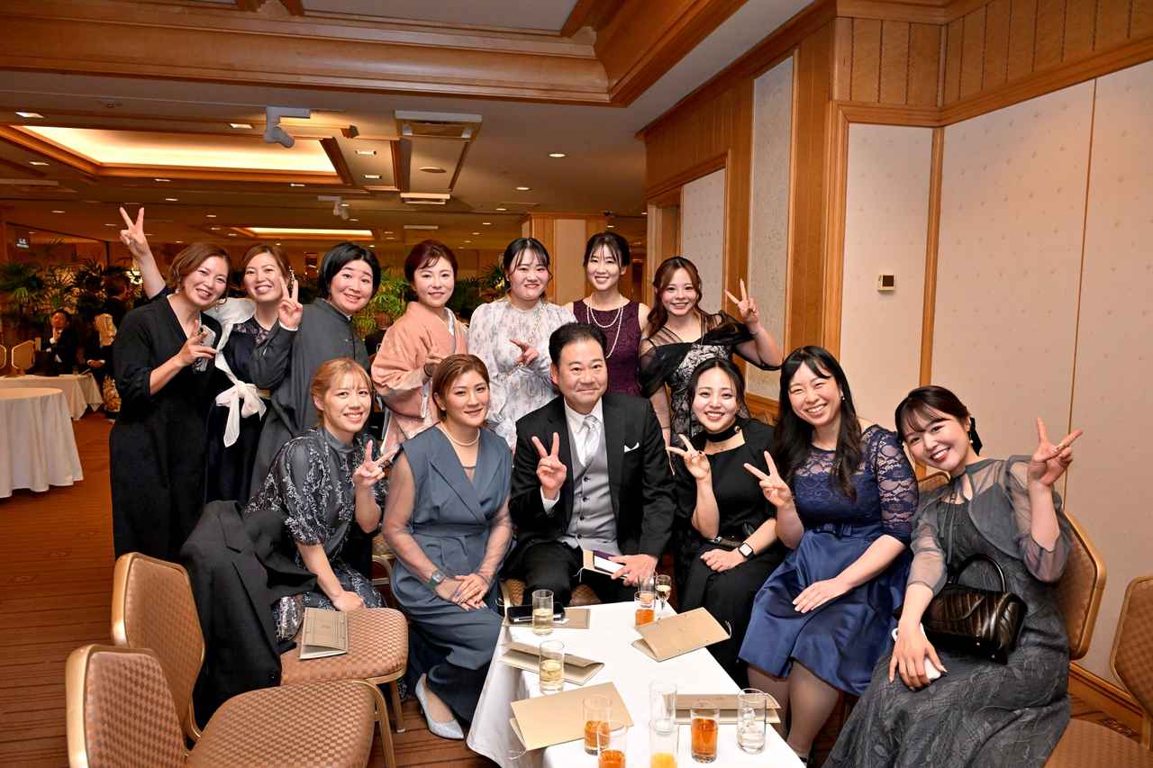 画像: 井上透コーチを囲んで。井上さん、一番いい笑顔ですね！